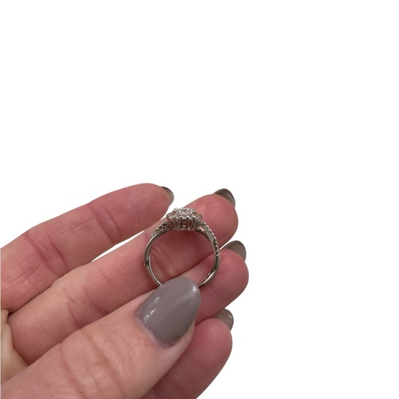 Elegant Cubic Zirconia Ring - Picture 4 of 4